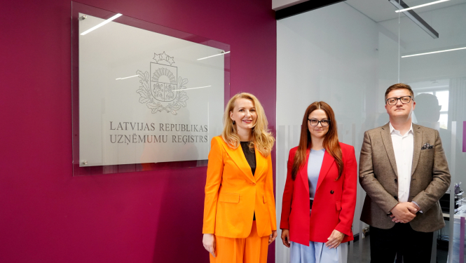 Foto pie Uzņēmumu reģistra logo, foto redzami tieslietu ministre, Uzņēmumju reģistra galvenā valsts notāre un Valsts nekustamo īpašumu valdes loceklis