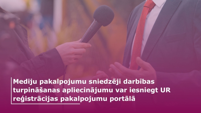 Žurnālists tur rokā mikrofonu un intervē personu