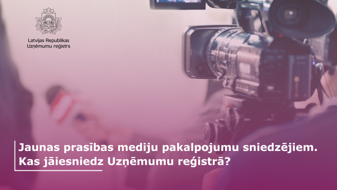 Kamera filmē žurnālistu, kas intervē personu