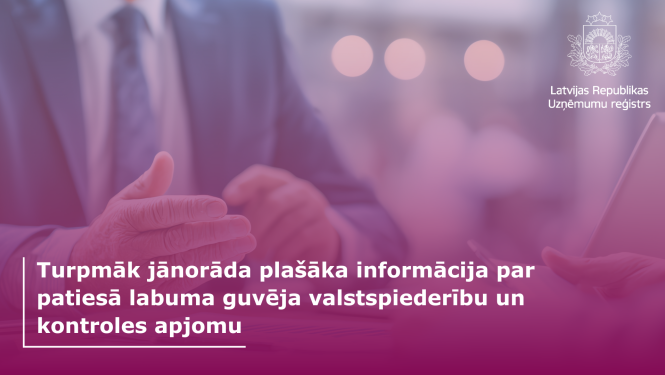 Redzams vīrietis uzvalkā, priekšplānā teksts par izmaiņām