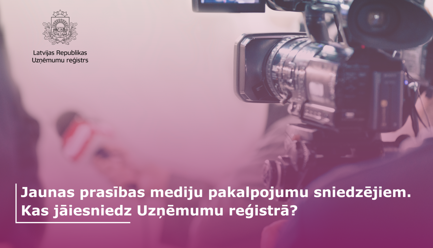 Kamera filmē žurnālistu, kas intervē personu