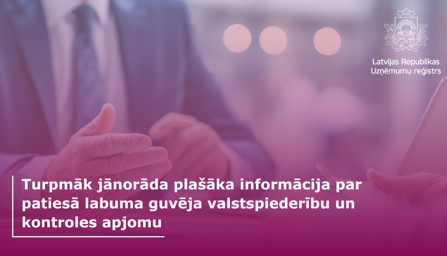 Redzams vīrietis uzvalkā, priekšplānā teksts par izmaiņām