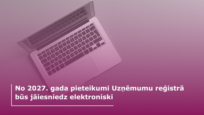 Atvērts portatīvais dators stāv uz galda