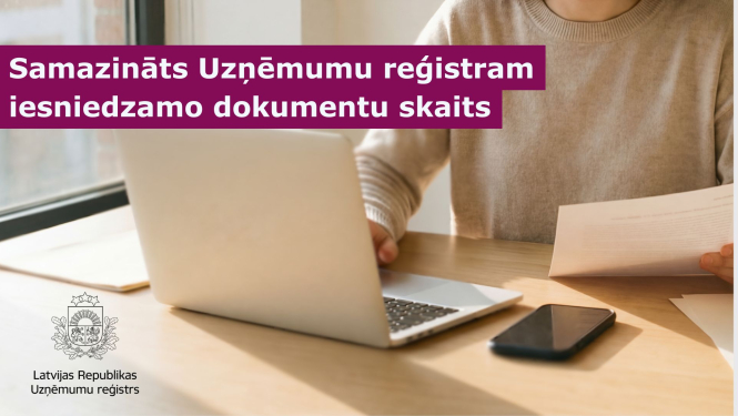 Persona sēž pie rakstāmgalda un strādā pie portatīvā datora