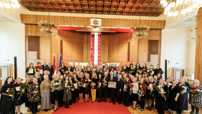Tieslietu ministrijas apbalvošanas pasākuma dalībnieku kopbilde