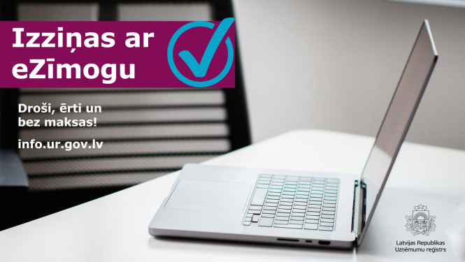 Portatīvais dators uz galda un blakus uzrakstīta informācija par izziņām ar eZīmogu