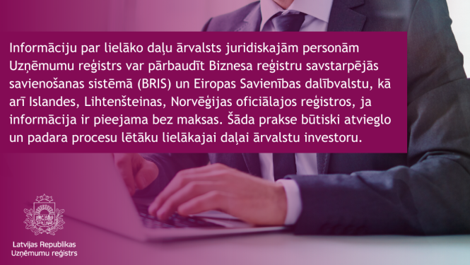 Persona strādā pie datora