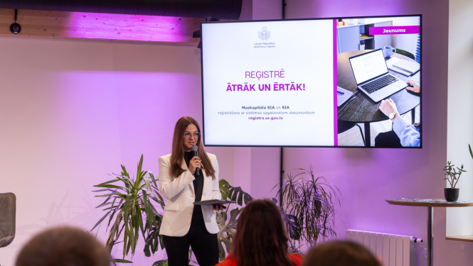Uzņēmumu reģistra galvenā valsts notāre Laima Letiņa pasākuma laikā prezentē jauno pakalpojumu
