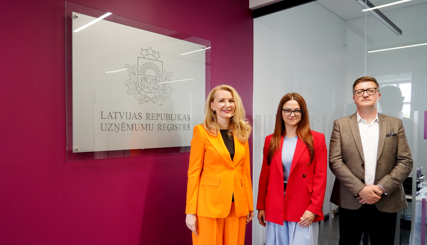 Foto pie Uzņēmumu reģistra logo, foto redzami tieslietu ministre, Uzņēmumju reģistra galvenā valsts notāre un Valsts nekustamo īpašumu valdes loceklis