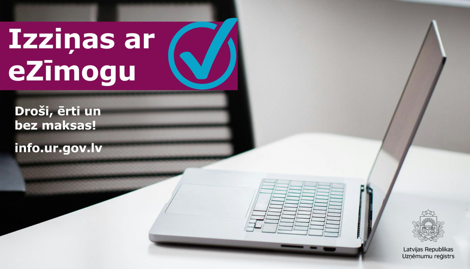 Portatīvais dators uz galda un blakus uzrakstīta informācija par izziņām ar eZīmogu
