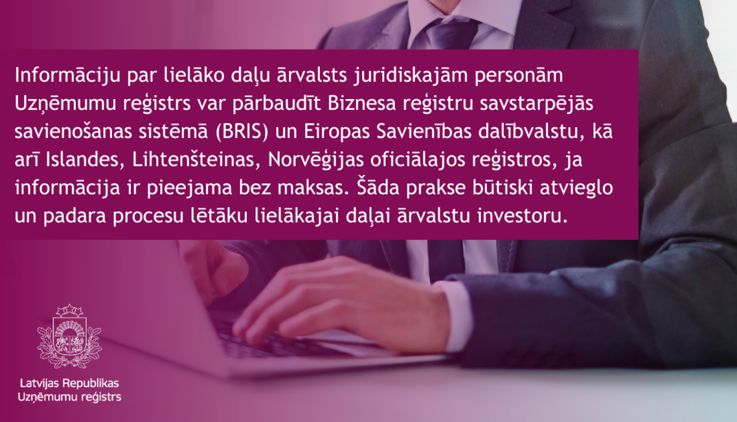 Persona strādā pie datora