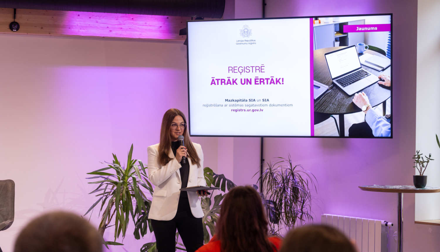 Uzņēmumu reģistra galvenā valsts notāre Laima Letiņa pasākuma laikā prezentē jauno pakalpojumu
